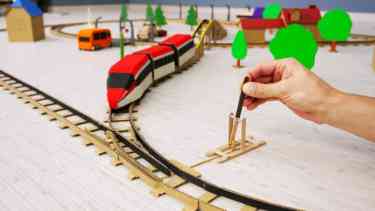 کاردستی ساخت قطار برقی همراه ریل و سوزن بانی